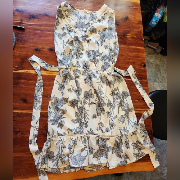White Dress with black flowers - Picture 1 of 4